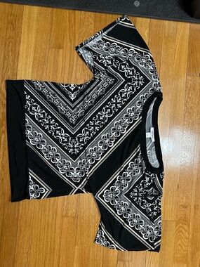 White House Black Market Black and White Bandana-Style Geometric Top Size Medium
